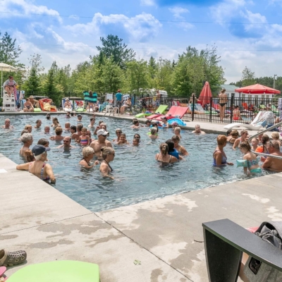 Piscine extérieure avec espace détente au Camping Magog Orford