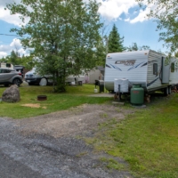 Arrière de la roulotte Four Winds 438 avec espace extérieur aménagé