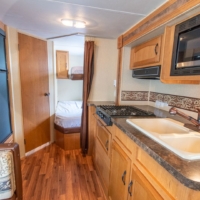 Cuisine complète avec four, cuisinière et armoires – roulotte Four Winds 438
