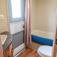 Salle de bain avec douche vitrée et lavabo – roulotte Four Winds 438