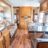 Coin salon lumineux avec grandes fenêtres – roulotte 438