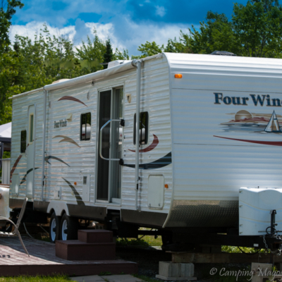 Vue extérieure de la roulotte Four Winds sur son emplacement au Camping Magog Orford