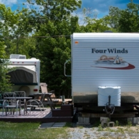 Vue arrière de la roulotte Four Winds avec son auvent déployé