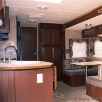 Espace cuisine et coin salon de la roulotte Four Winds – Camping Magog Orford