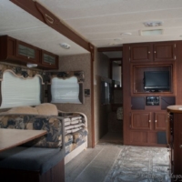 Coin repas et lit escamotable dans la roulotte Four Winds