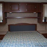 Chambre avec lit double confortable dans la roulotte Four Winds