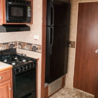 Cuisine équipée avec four, micro-ondes et rangement – Roulotte Four Winds