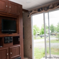 Salon de la roulotte Four Winds avec téléviseur et rangements