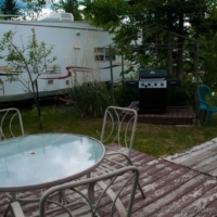 Espace détente extérieur à proximité de la roulotte Four Winds