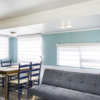 Coin repas avec banquette et divan-lit dans la roulotte Four Winds 437