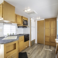 Cuisine équipée avec rangement et électroménagers – roulotte Four Winds Lot 437