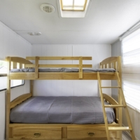 Chambre enfants avec lits superposés – roulotte Four Winds 437