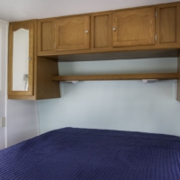 Lit double avec rangement intégré – roulotte Four Winds 437