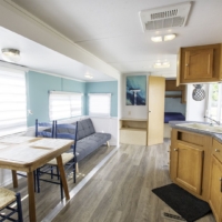 Vue d’ensemble cuisine et salon lumineux – roulotte Four Winds Lot 437