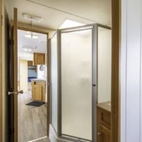 Salle de bain compacte avec douche – roulotte Four Winds 437