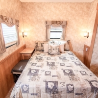 Chambre avec lit queen dans roulotte à louer – confort pour 2 adultes
