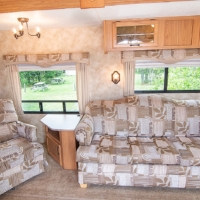 Roulotte à louer avec divan-lit et table dinette – Camping Magog Orford