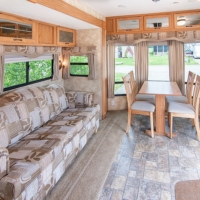 Intérieur lumineux d’une roulotte de parc à Orford – espace salon et salle à manger