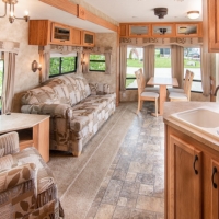 Roulotte à louer avec divan-lit et table dinette – Camping Magog Orford