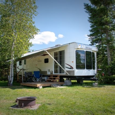 Roulotte de parc à louer au Camping Magog Orford – emplacement avec foyer en Estrie