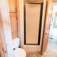 Salle de bain complète avec douche dans roulotte à louer – Camping Magog Orford