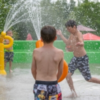 Jeune garçon dans l’espace jeux d’eau du Camping Magog Orford