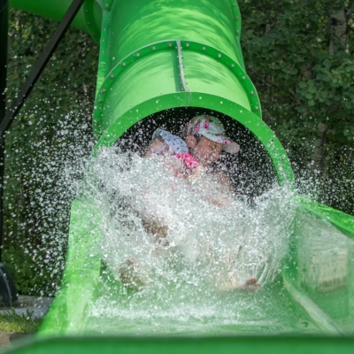 Descente de glissade d’eau Glissade d'eau au camping en Estrie, activité aquatique pour enfants