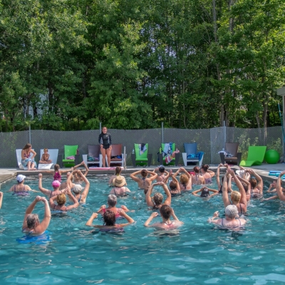 Aquagym dans la piscine extérieure Aquagym dans la piscine chauffée du Camping Magog Orford en Estrie
