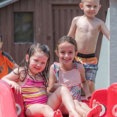Enfant dans dans la pataugeoire Jeune enfant dans une pataugeoire sécurisée au Camping Magog Orford
