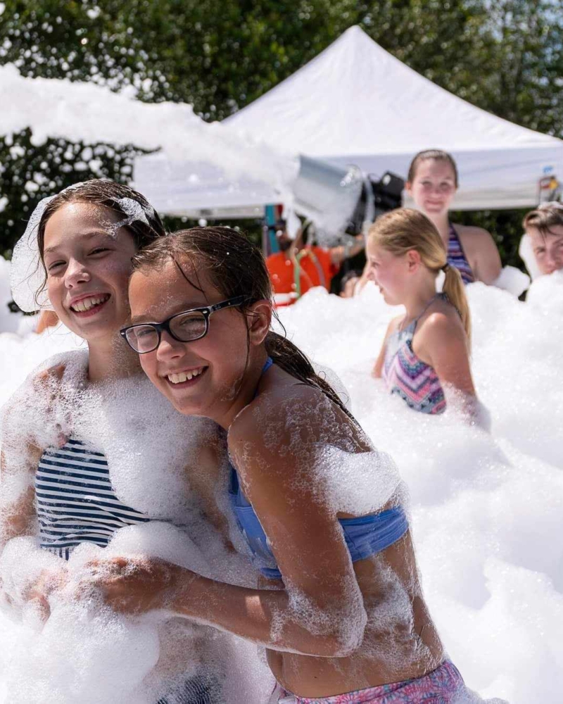 Animation mousse festive pour enfants au camping en Estrie