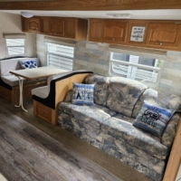 Espace salon avec deux divans-lits – Roulotte De Parc 435