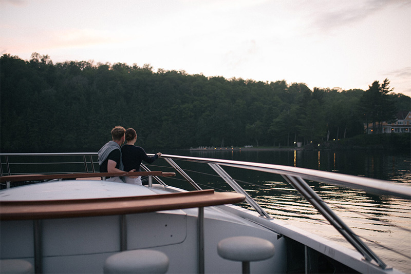 couple sur une croisière sur le lac Memphrémagog