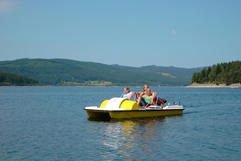 Des enfants font du pédalo sur la rivière Magog
